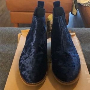 Toms Ella Navy Velvet Boots